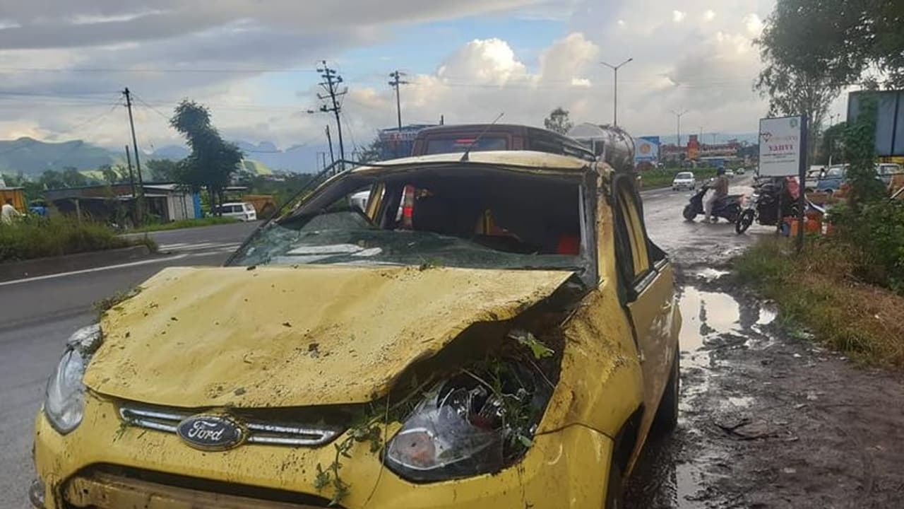 അഞ്ചുതവണ കരണം മറിഞ്ഞ് ഫോര്ഡ് ഫിഗോ, പോറലുപോലുമില്ലാതെ യാത്രികര്! അഞ്ചുതവണ കരണം മറിഞ്ഞ് ഫോര്ഡ് ഫിഗോ, പോറലുപോലുമില്ലാതെ യാത്രികര്!