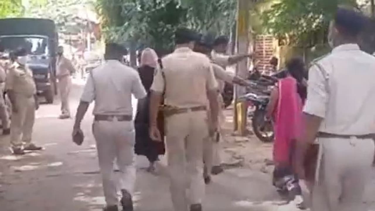 ప్రేమోన్మాదం... గ్యాస్ పేల్చి యువతి కుటుంబాన్ని చంపే ప్రయత్నం, చివరకు అతడే ప్రేమోన్మాదం... గ్యాస్ పేల్చి యువతి కుటుంబాన్ని చంపే ప్రయత్నం, చివరకు అతడే