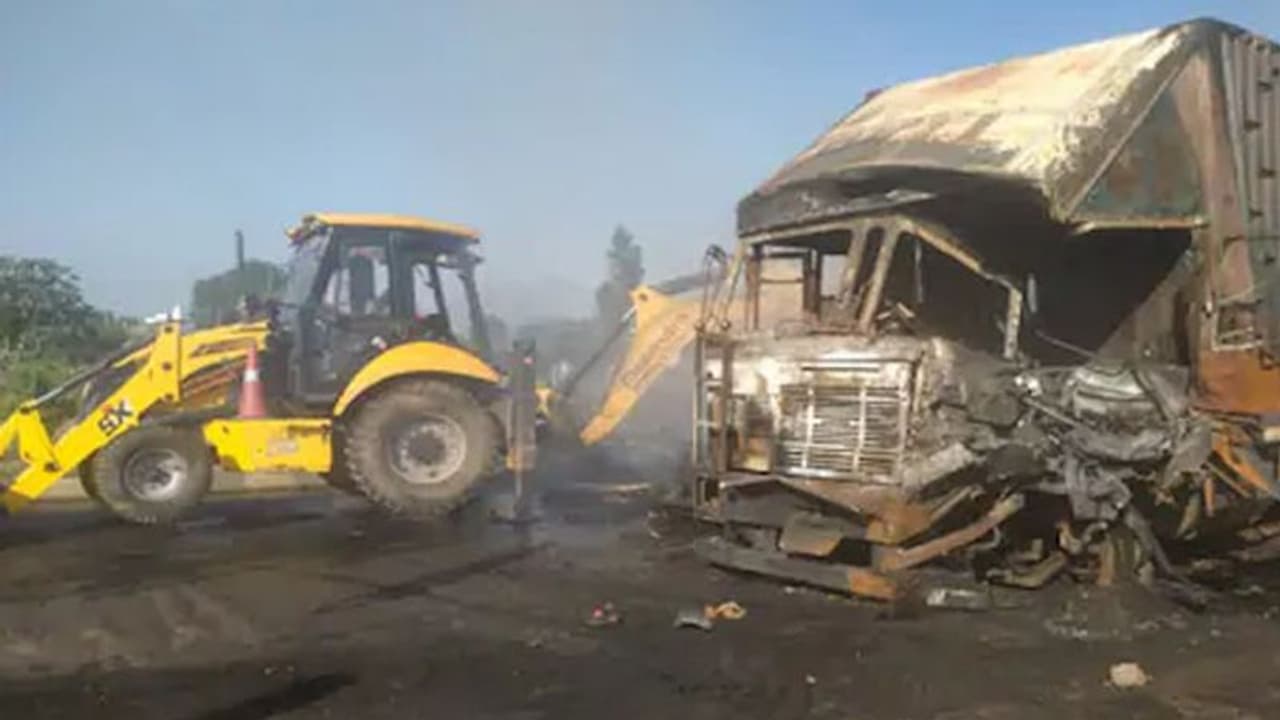 फर्नीचर से भरा कंटेनर होटल के सामने खड़े ट्राले से टकराया, आग लगने से जिंदा जल गया ड्राइवर फर्नीचर से भरा कंटेनर होटल के सामने खड़े ट्राले से टकराया, आग लगने से जिंदा जल गया ड्राइवर