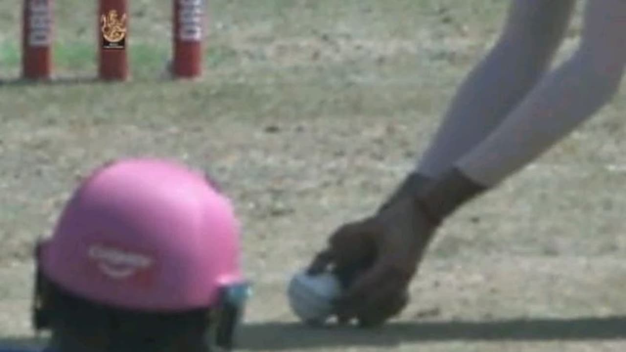 IPL 2020: సంజూ శాంసన్ క్యాచ్పై వివాదం... బంతి నేలను తాకిందా... IPL 2020: సంజూ శాంసన్ క్యాచ్పై వివాదం... బంతి నేలను తాకిందా...