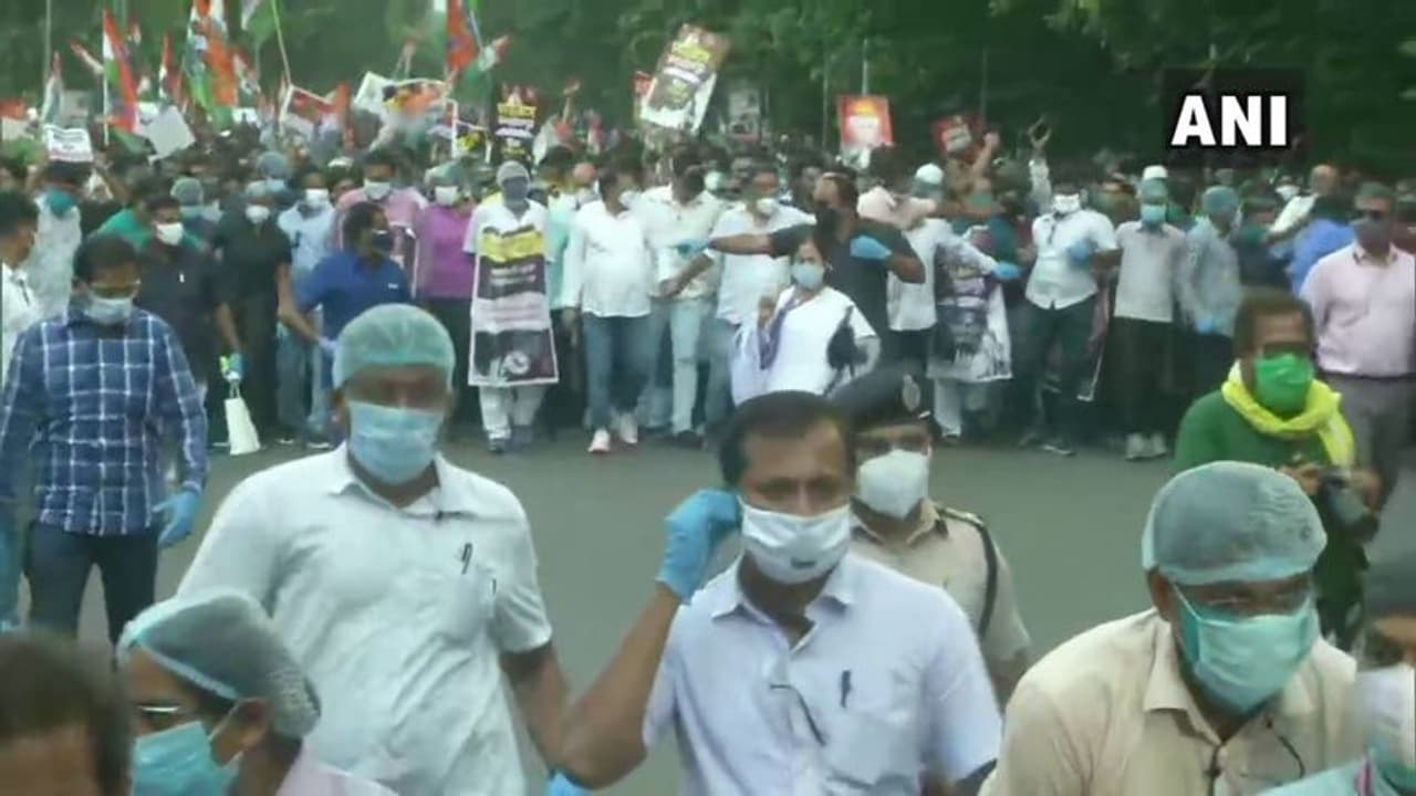 ഹത്റാസ് പെൺകുട്ടിക്ക് നീതി ഉറപ്പാക്കണമെന്നാവശ്യപ്പെട്ട് കൊൽക്കത്തയിൽ മമതയുടെ നേതൃത്വത്തിൽ റാലി ഹത്റാസ് പെൺകുട്ടിക്ക് നീതി ഉറപ്പാക്കണമെന്നാവശ്യപ്പെട്ട് കൊൽക്കത്തയിൽ മമതയുടെ നേതൃത്വത്തിൽ റാലി