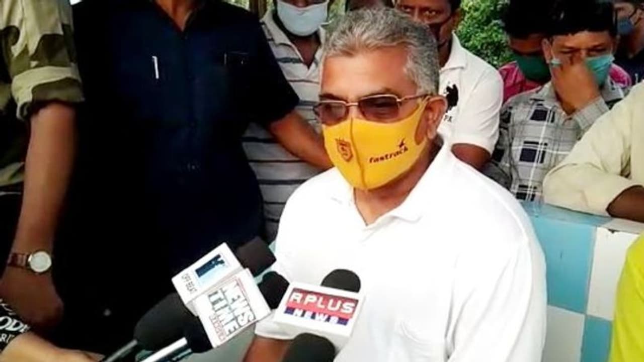 তমলুকে দিলীপ ঘোষকে কালো পতাকা,সাতসকালে তৃণমূলের হানা