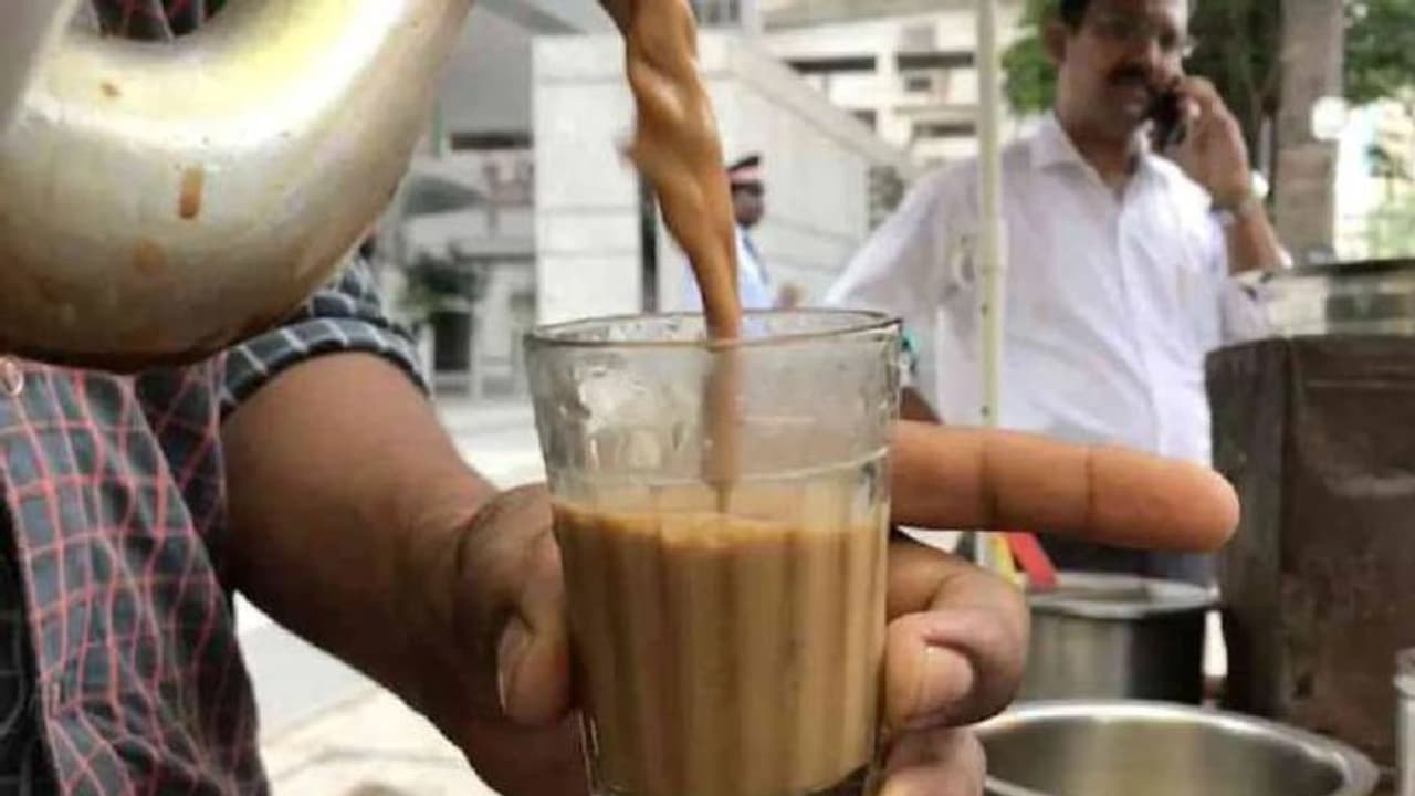 റോഡരികിലെ ചായക്കട; ഒരു ഗ്ലാസ് ചായയ്ക്ക് 1000 രൂപ ! റോഡരികിലെ ചായക്കട; ഒരു ഗ്ലാസ് ചായയ്ക്ക് 1000 രൂപ !