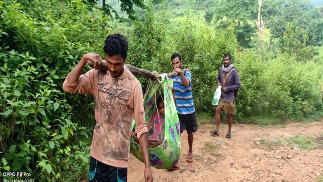 రోడ్డు లేక.. గర్బిణిని 20కి.మీ.లు డోలీలో ఆస్పత్రికి తీసుకెళ్లిన బంధువులు... రోడ్డు లేక.. గర్బిణిని 20కి.మీ.లు డోలీలో ఆస్పత్రికి తీసుకెళ్లిన బంధువులు...