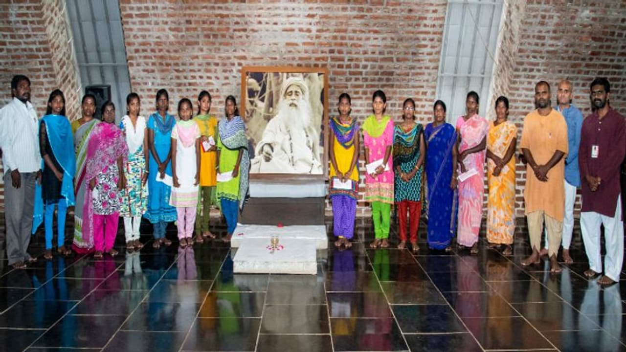 பழங்குடியின குழந்தைகளை படிக்க வைக்கும் ஈஷா..! சத்தமின்றி நடக்கும் பல ஆண்டு சேவை பழங்குடியின குழந்தைகளை படிக்க வைக்கும் ஈஷா..! சத்தமின்றி நடக்கும் பல ஆண்டு சேவை