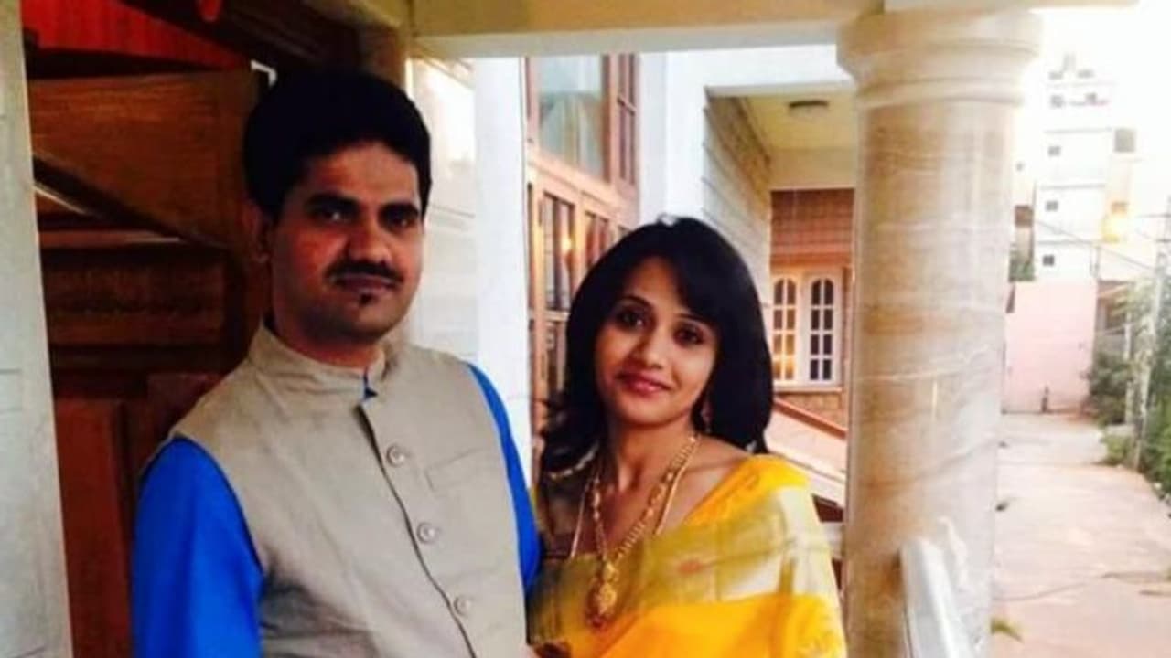 రాజకీయాల్లోకి ఐఏఎస్ అధికారి డీకే రవి భార్య