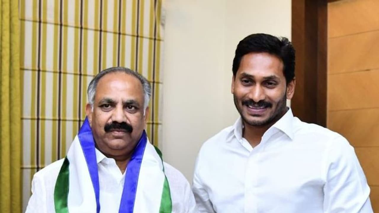 మాజీ ఎమ్మెల్యే ద్రోణంరాజు శ్రీనివాస్ కన్నుమూత మాజీ ఎమ్మెల్యే ద్రోణంరాజు శ్రీనివాస్ కన్నుమూత