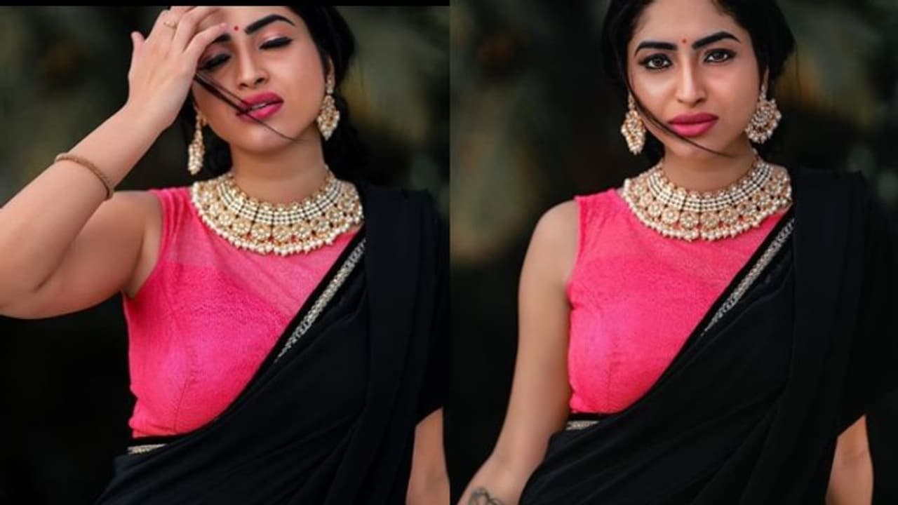 'സാരി നമ്മൾ ആർക്കും കൊടുക്കരുത്', കുറിപ്പും ചിത്രവുമായി അമേയ 'സാരി നമ്മൾ ആർക്കും കൊടുക്കരുത്', കുറിപ്പും ചിത്രവുമായി അമേയ