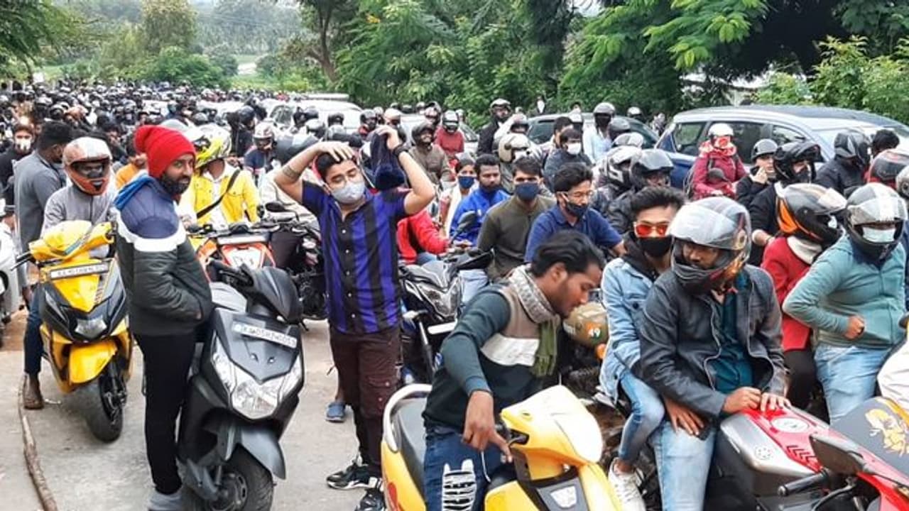 ವೀಕೆಂಡ್ನಲ್ಲಿ ಪ್ರವಾಸಿ ತಾಣಗಳಲ್ಲಿ ಜನಜಂಗುಳಿ, ಟ್ರಾಫಿಕ್ ಜಾಂ ವೀಕೆಂಡ್ನಲ್ಲಿ ಪ್ರವಾಸಿ ತಾಣಗಳಲ್ಲಿ ಜನಜಂಗುಳಿ, ಟ್ರಾಫಿಕ್ ಜಾಂ