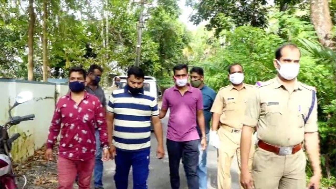 ഉത്തരേന്ത്യയില് നിന്നും ബൈക്കുമായി വന്ന് കേരളത്തില് മലപൊട്ടിക്കല്; മൂന്ന് പേർ പിടിയിൽ ഉത്തരേന്ത്യയില് നിന്നും ബൈക്കുമായി വന്ന് കേരളത്തില് മലപൊട്ടിക്കല്; മൂന്ന് പേർ പിടിയിൽ
