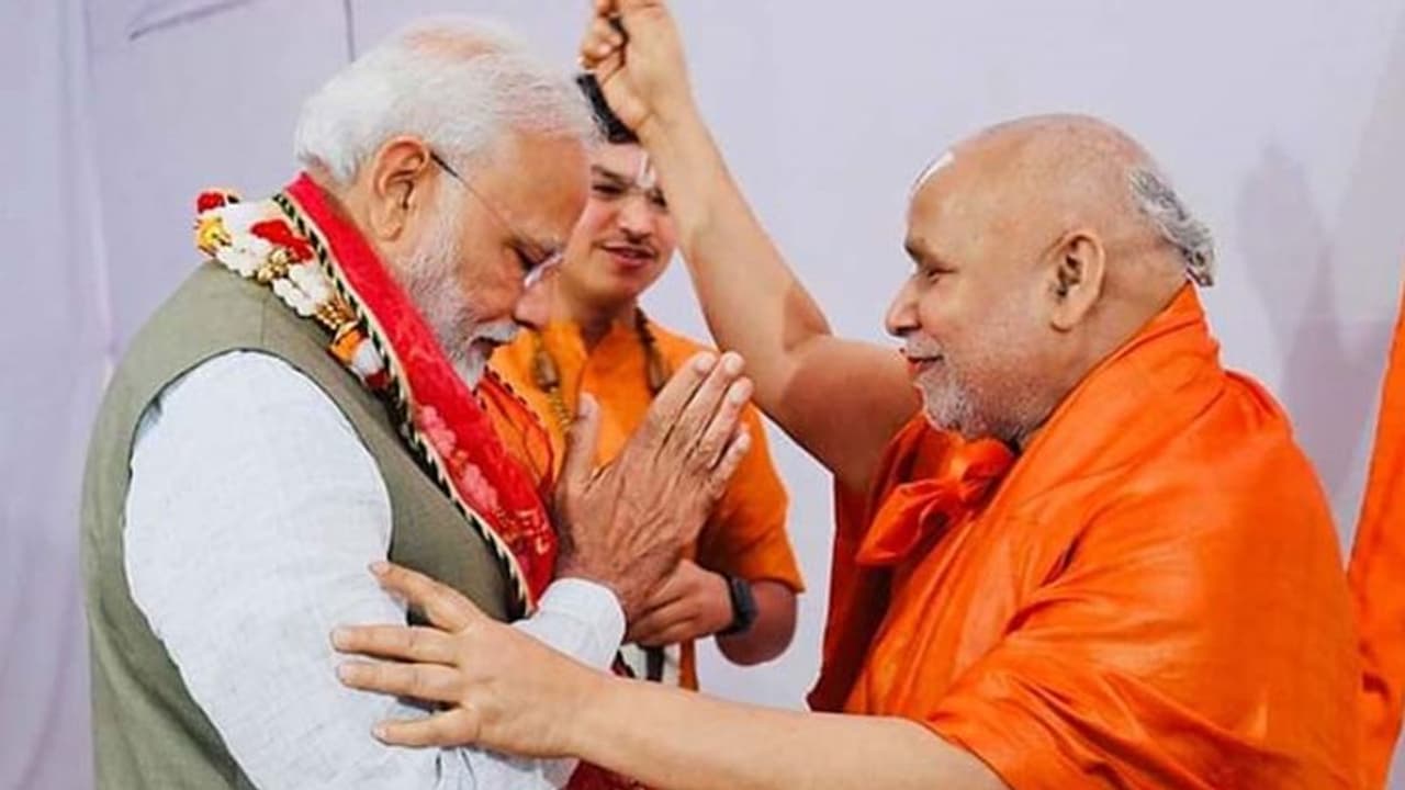 पीएम मोदी ने फोन कर जाना जगद्गुरु रामभद्राचार्य का हाल, कोरोना संक्रमित होने के बाद PGI में हुए थे भर्ती पीएम मोदी ने फोन कर जाना जगद्गुरु रामभद्राचार्य का हाल, कोरोना संक्रमित होने के बाद PGI में हुए थे भर्ती