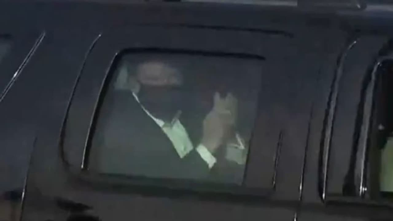 ఆస్పత్రి నుండి బైటికొచ్చిన ట్రంప్.. కారులో చక్కర్లు కొట్టి అభివాదం.. ఆస్పత్రి నుండి బైటికొచ్చిన ట్రంప్.. కారులో చక్కర్లు కొట్టి అభివాదం..