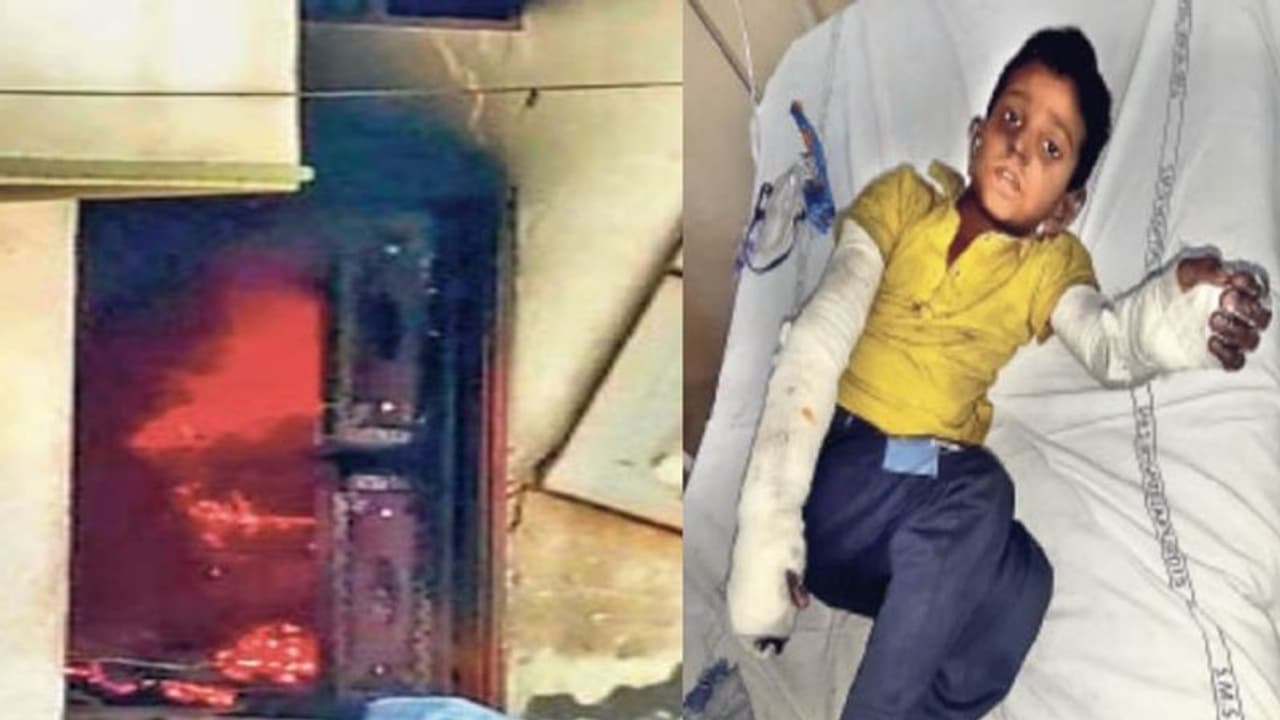 बेटे को बचाने आग की लपटों में कूदा पिता, पलभर में दोनों की मौत; हथौड़े से दीवार तोड़कर निकालीं लाशें बेटे को बचाने आग की लपटों में कूदा पिता, पलभर में दोनों की मौत; हथौड़े से दीवार तोड़कर निकालीं लाशें