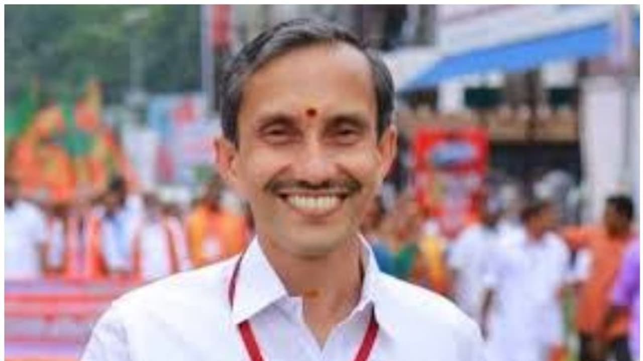 'പക്വതയുള്ള നേതാവ് മറ്റുള്ളവരെ കൈപിടിച്ച് ഉയര്‍ത്തും'; നേതൃത്വത്തെ 'കുത്തി' എം ടി രമേശ്