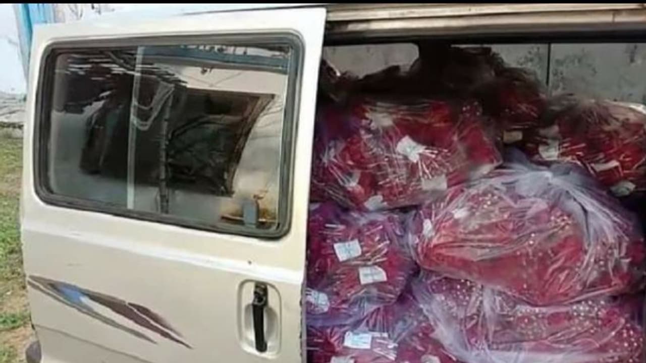 নেপথ্যে কি জঙ্গি যোগ, বীরভূমে গাড়িতে ডিটোনেটর নিয়ে যাওয়ার পথে গ্রেফতার চালক নেপথ্যে কি জঙ্গি যোগ, বীরভূমে গাড়িতে ডিটোনেটর নিয়ে যাওয়ার পথে গ্রেফতার চালক