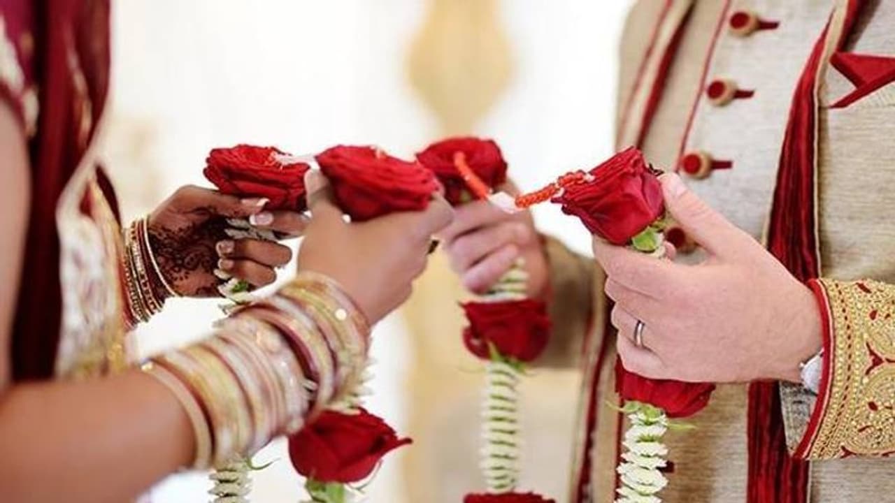 'സോഷ്യൽ മീഡിയക്ക് അടിമയല്ലാത്ത വധുവിനെ ആവശ്യമുണ്ട്'; വിവാഹ പരസ്യം ചർച്ചയാകുന്നു