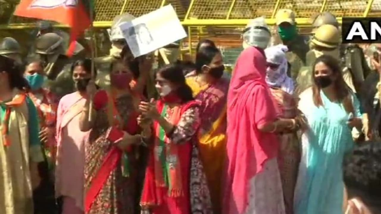 নারী নির্যাতনের প্রতিবাদে পথে বিজেপি, রাজস্থানের তরুণীকে ভয় দেখিয়ে লাগাতার ধর্ষণের অভিযোগ নারী নির্যাতনের প্রতিবাদে পথে বিজেপি, রাজস্থানের তরুণীকে ভয় দেখিয়ে লাগাতার ধর্ষণের অভিযোগ