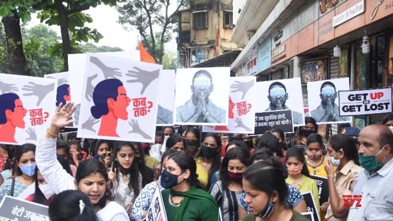 ഹാഥ്രസ് കേസ്; പ്രതികളുടെ 'തല കൊയ്യുന്നവര്ക്ക്' പ്രതിഫലം പ്രഖ്യാപിച്ച കോണ്ഗ്രസ് നേതാവ് അറസ്റ്റില് ഹാഥ്രസ് കേസ്; പ്രതികളുടെ 'തല കൊയ്യുന്നവര്ക്ക്' പ്രതിഫലം പ്രഖ്യാപിച്ച കോണ്ഗ്രസ് നേതാവ് അറസ്റ്റില്