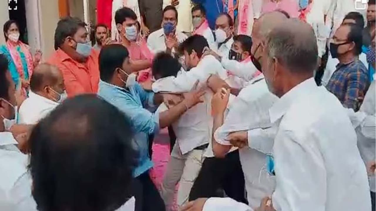 హోంమంత్రి ఎదుటే తన్నుకున్న టీఆర్ఎస్ నేతలు(వీడియో)