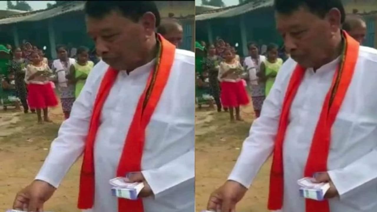 ऐसे जीता जाता है चुनाव: शिवराज सरकार के मंत्री की नोट बांटने की फोटो वायरल, यूं बांट रहे रुपया ऐसे जीता जाता है चुनाव: शिवराज सरकार के मंत्री की नोट बांटने की फोटो वायरल, यूं बांट रहे रुपया