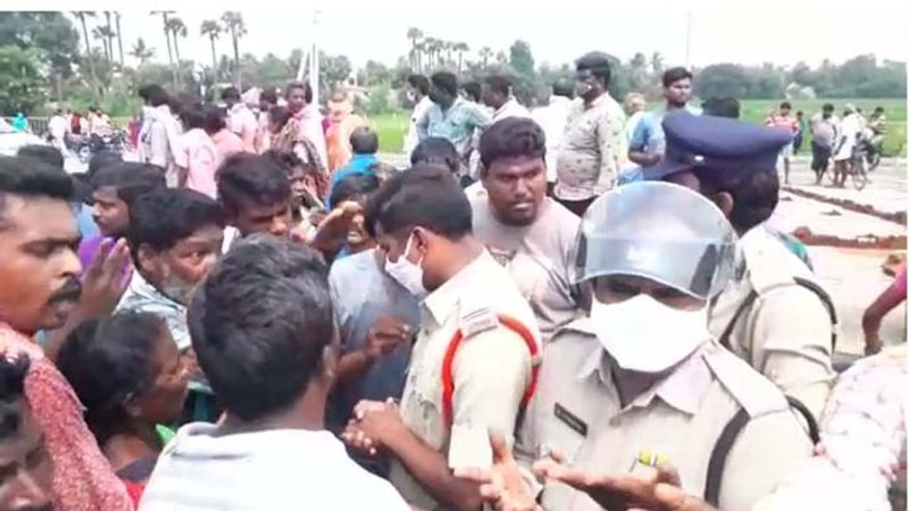 స్థల వివాదం... ఏఎస్సై వీరంగం, ముగ్గురిపై కత్తితో దాడి (వీడియో) స్థల వివాదం... ఏఎస్సై వీరంగం, ముగ్గురిపై కత్తితో దాడి (వీడియో)