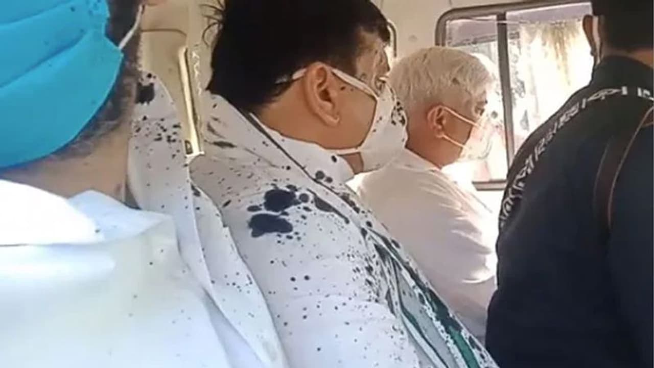 హత్రాస్ బాధిత కుటుంబానికి ఆప్ ఎంపీ పరామర్శ: ఇంకు పోసిన యువకుడు