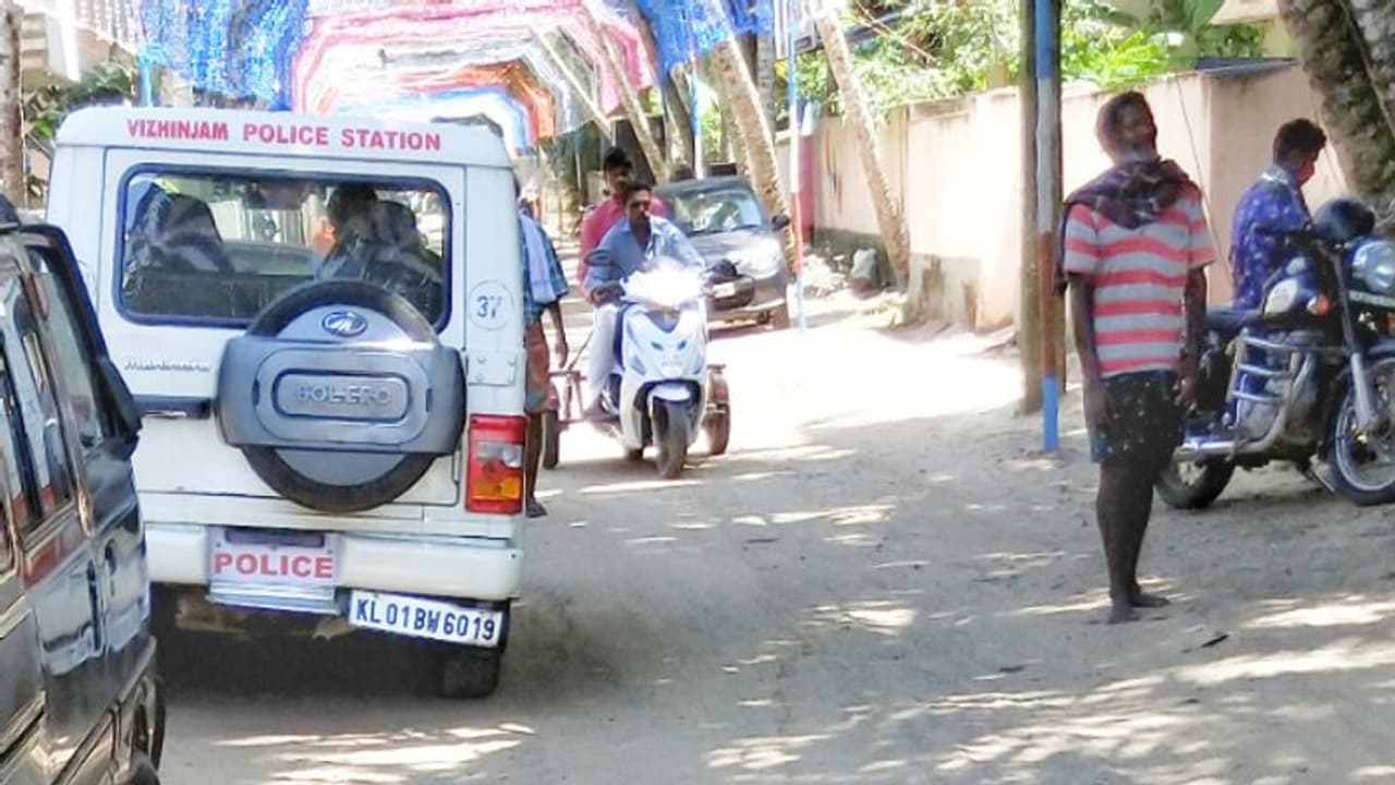 മാസ്കില്ല, സാമൂഹിക അകലമില്ല, നിയന്ത്രിക്കാന് പൊലീസില്ല; അടിമലത്തുറ വീണ്ടും കൊവിഡ് വ്യാപന ഭീഷണിയില് മാസ്കില്ല, സാമൂഹിക അകലമില്ല, നിയന്ത്രിക്കാന് പൊലീസില്ല; അടിമലത്തുറ വീണ്ടും കൊവിഡ് വ്യാപന ഭീഷണിയില്