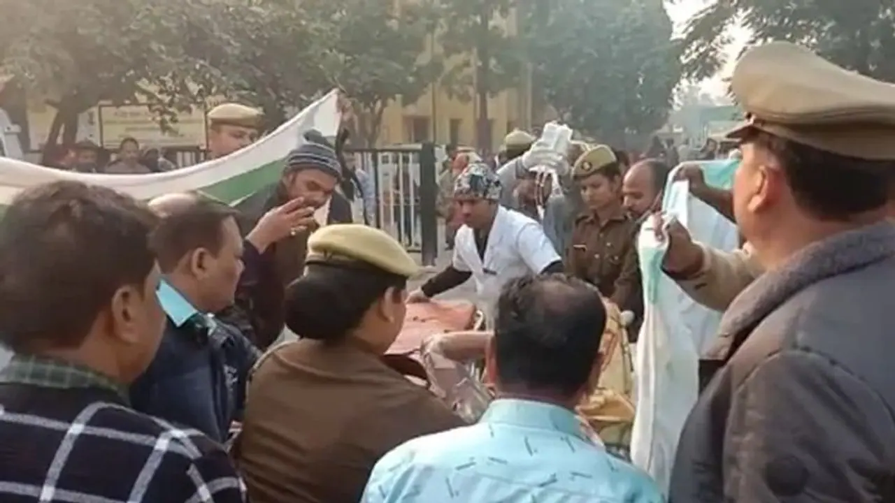 হাথরস কাণ্ডে রণংদেহি উত্তরপ্রদেশ পুলিশ, বিরোধী নেতা সাংবাদিকদের বিরুদ্ধে রাষ্ট্রদ্রোহিতার মামলা হাথরস কাণ্ডে রণংদেহি উত্তরপ্রদেশ পুলিশ, বিরোধী নেতা সাংবাদিকদের বিরুদ্ধে রাষ্ট্রদ্রোহিতার মামলা