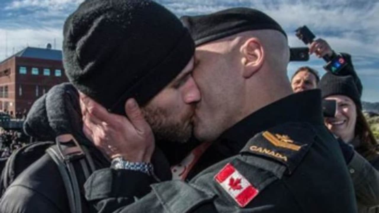 പരസ്പരം ചുംബിക്കുന്ന പുരുഷ സൈനികരുടെ ചിത്രം; അമേരിക്കയില്‍ തരംഗമായി 'പ്രൗഡ് ബോയ്‌സ്' ക്യാംപയിന്‍..