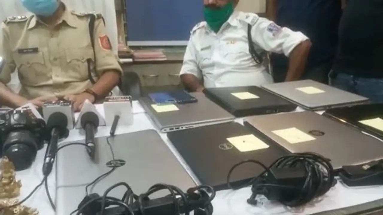 শিলিগুড়িতে চুরির ঘটনায় বড়সড় সাফল্য পুলিশের, উদ্ধার নগদ ৩০ লক্ষ টাকার সামগ্রী শিলিগুড়িতে চুরির ঘটনায় বড়সড় সাফল্য পুলিশের, উদ্ধার নগদ ৩০ লক্ষ টাকার সামগ্রী