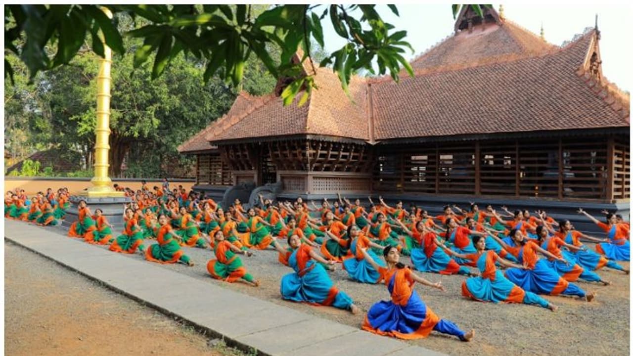സ്കൂൾ കലോത്സവ നൃത്താവിഷ്ക്കാരം; കുട്ടികളെ സൗജന്യമായി പഠിപ്പിക്കാമെന്ന് കലാമണ്ഡലം, അന്തസ്സെന്ന് മന്ത്രി സ്കൂൾ കലോത്സവ നൃത്താവിഷ്ക്കാരം; കുട്ടികളെ സൗജന്യമായി പഠിപ്പിക്കാമെന്ന് കലാമണ്ഡലം, അന്തസ്സെന്ന് മന്ത്രി