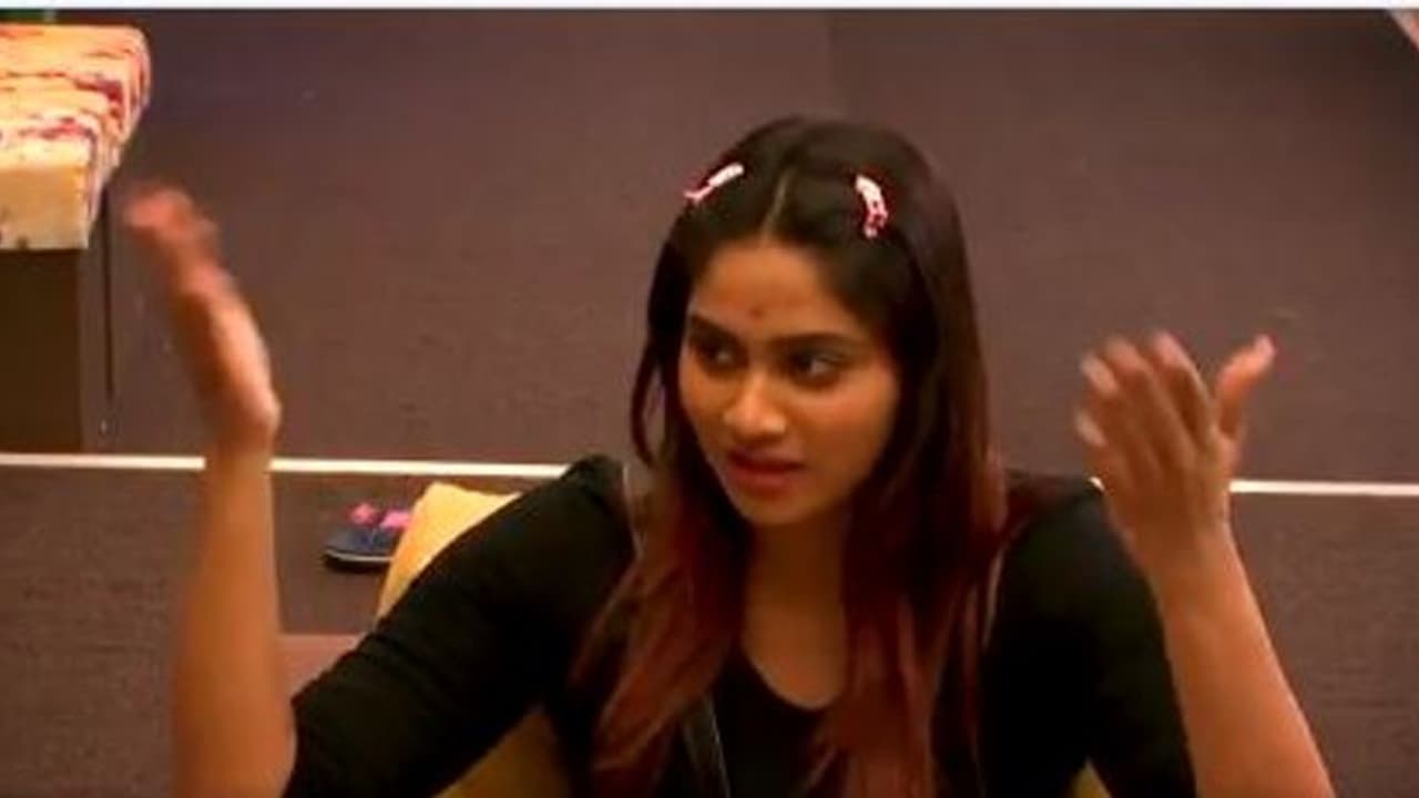 கலங்கி நிற்கும் ஷிவானியை தட்டி கொடுத்து தேற்றும் ஆரி..! இரண்டாவதில் நாளிலேயே இப்படியா? கலங்கி நிற்கும் ஷிவானியை தட்டி கொடுத்து தேற்றும் ஆரி..! இரண்டாவதில் நாளிலேயே இப்படியா?