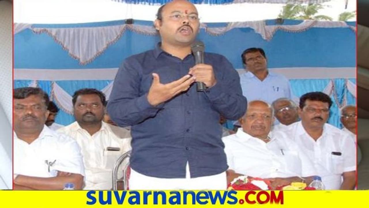 ಮೈಸೂರು ಮೇಯರ್ ಸ್ಥಾನ ಜೆಡಿಎಸ್ಗೆ ಬಿಟ್ಟುಕೊಟ್ಟಿದ್ಯಾರು? ಸ್ಫೋಟಕ ಮಾಹಿತಿಕೊಟ್ಟ ಸಿದ್ದು ಪುತ್ರ ಮೈಸೂರು ಮೇಯರ್ ಸ್ಥಾನ ಜೆಡಿಎಸ್ಗೆ ಬಿಟ್ಟುಕೊಟ್ಟಿದ್ಯಾರು? ಸ್ಫೋಟಕ ಮಾಹಿತಿಕೊಟ್ಟ ಸಿದ್ದು ಪುತ್ರ