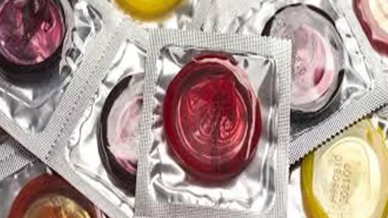 ಗಾಯಗೊಂಡ ಮಹಿಳೆಯ ತಲೆಗೆ ಕಾಂಡೋಮ್ ಪ್ಯಾಕ್ ಇಟ್ಟು ಬ್ಯಾಂಡೇಜ್ ಮಾಡಿದ ಆರೋಗ್ಯ ಕೇಂದ್ರ! ಗಾಯಗೊಂಡ ಮಹಿಳೆಯ ತಲೆಗೆ ಕಾಂಡೋಮ್ ಪ್ಯಾಕ್ ಇಟ್ಟು ಬ್ಯಾಂಡೇಜ್ ಮಾಡಿದ ಆರೋಗ್ಯ ಕೇಂದ್ರ!