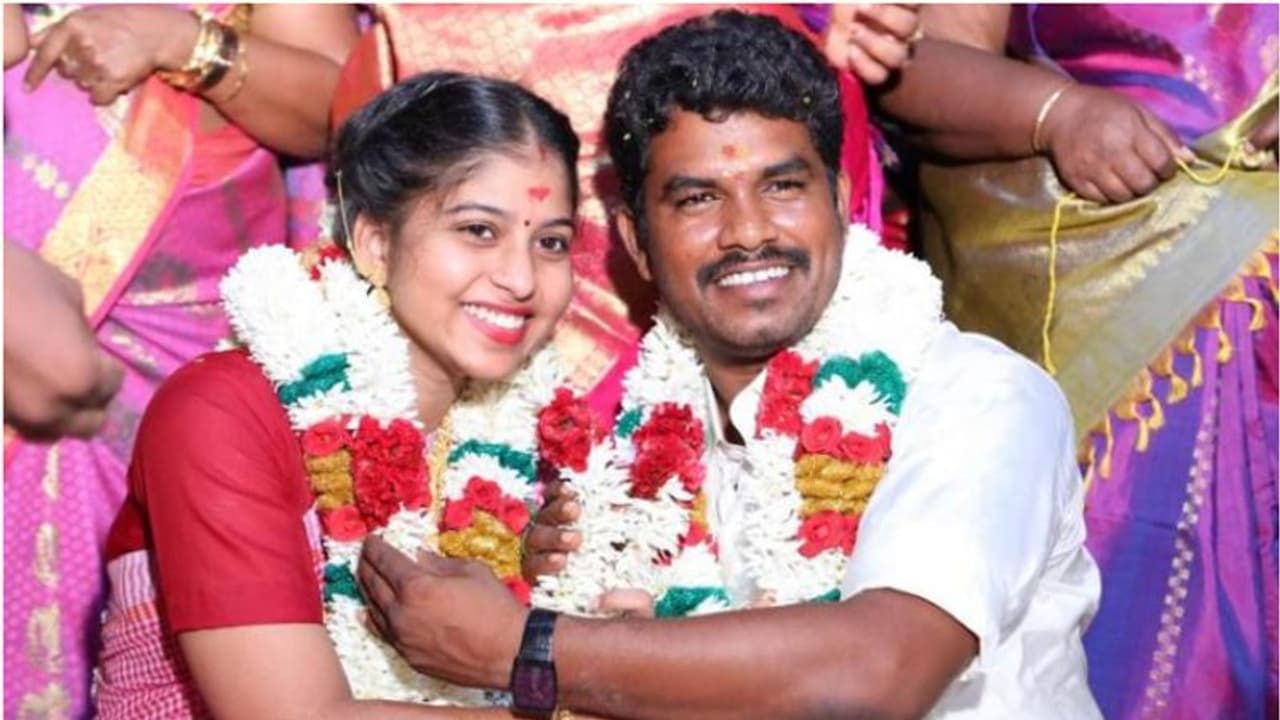 35 കാരനായ എംഎൽഎയുടെ പ്രണയ വിവാഹം; 19 കാരിയെ ഭർത്താവിനൊപ്പം പോകാൻ അനുവദിച്ച് മദ്രാസ് ഹൈക്കോടതി 35 കാരനായ എംഎൽഎയുടെ പ്രണയ വിവാഹം; 19 കാരിയെ ഭർത്താവിനൊപ്പം പോകാൻ അനുവദിച്ച് മദ്രാസ് ഹൈക്കോടതി