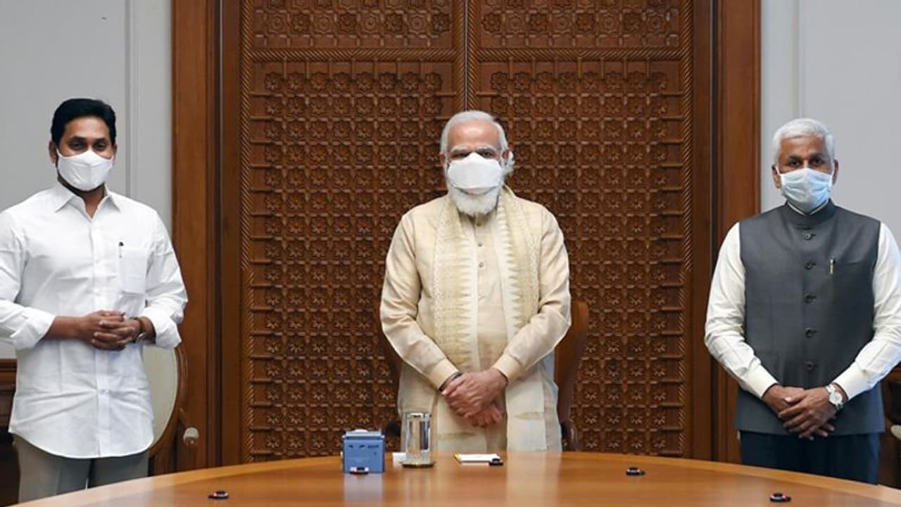 आंध्र के सीएम जगन मोहन रेड्डी ने पीएम मोदी से की मुलाकात, एनडीए में शामिल होने की अटकलें तेज आंध्र के सीएम जगन मोहन रेड्डी ने पीएम मोदी से की मुलाकात, एनडीए में शामिल होने की अटकलें तेज