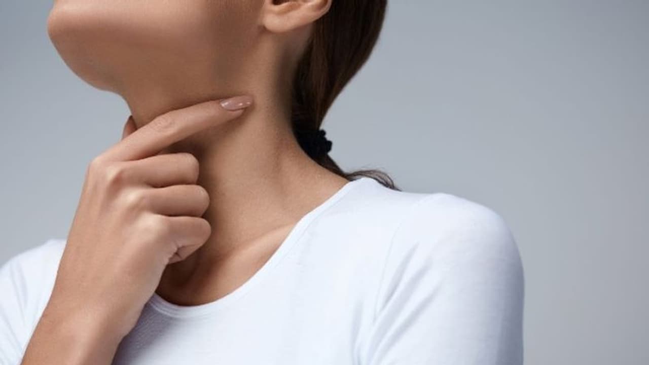 Covid 19 Sore Throat : കൊവിഡ് 19 തൊണ്ടവേദനയും അല്ലാതെ പിടിപെടുന്നതും എങ്ങനെ തിരിച്ചറിയാം?