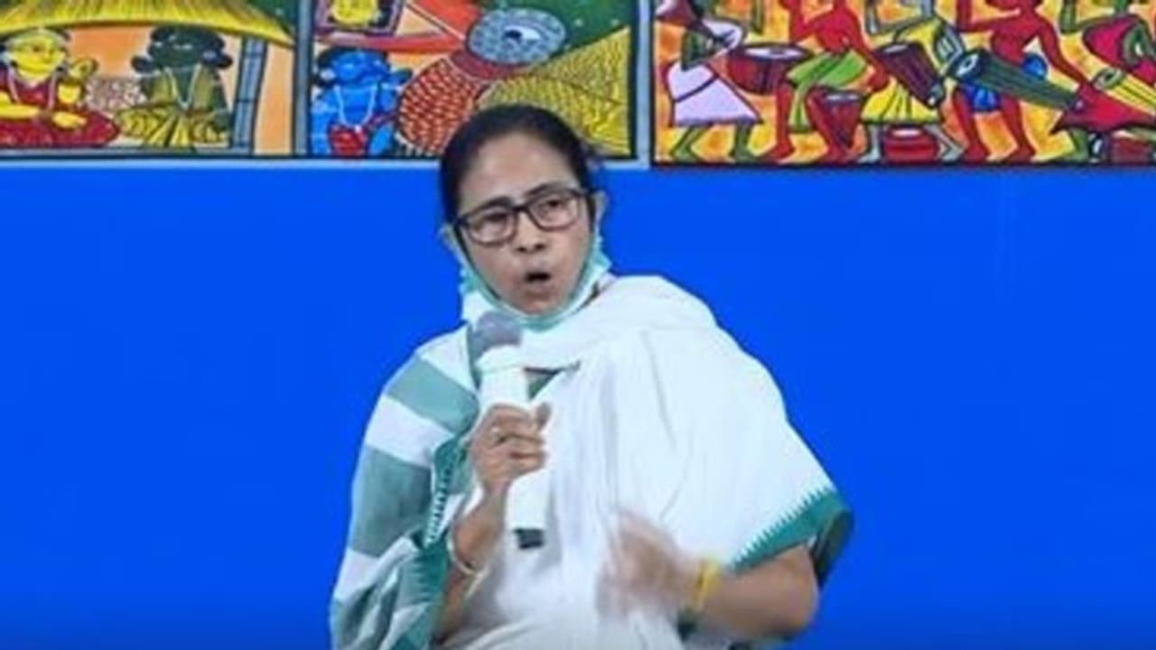 মুখ্যমন্ত্রীর ছবিতে 'ব্লেডের আঁচড়', চাঞ্চল্য পুরুলিয়ার ঝালদায় মুখ্যমন্ত্রীর ছবিতে 'ব্লেডের আঁচড়', চাঞ্চল্য পুরুলিয়ার ঝালদায়