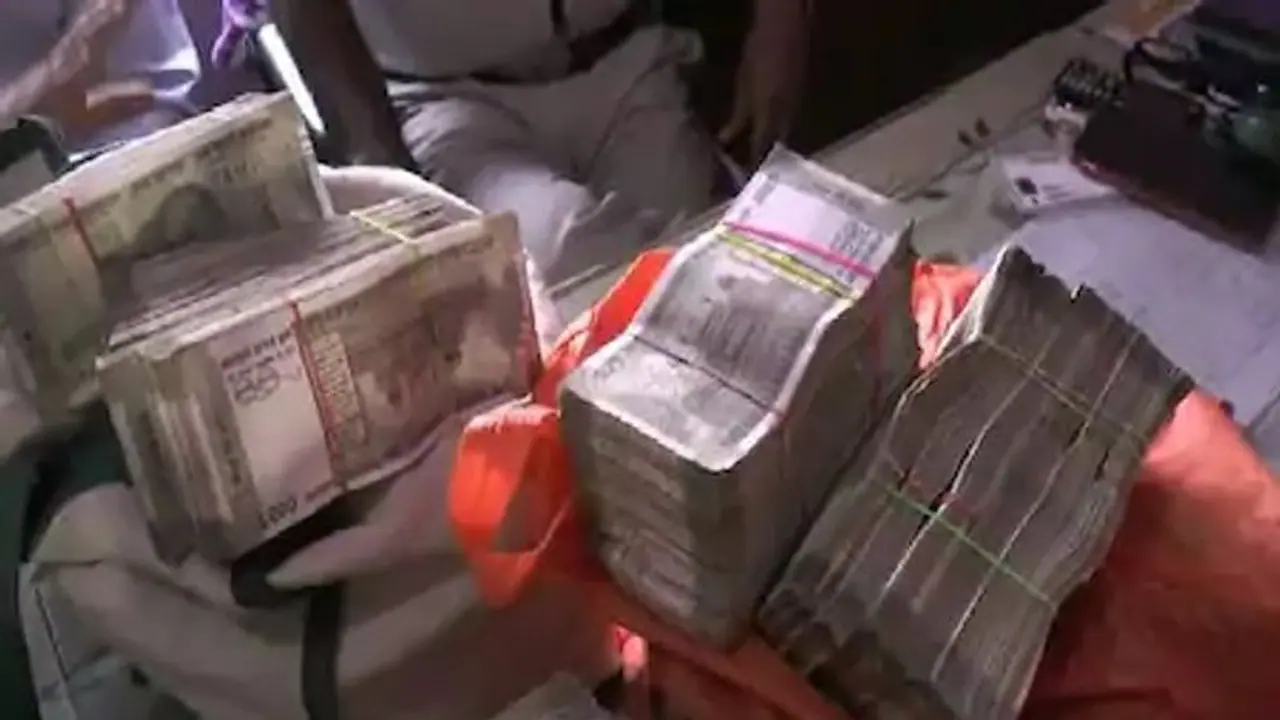 बिहार में पुलिस ने गाड़ी से बरामद किया 1.11 करोड़, चुनाव में खपाने की थी तैयारी बिहार में पुलिस ने गाड़ी से बरामद किया 1.11 करोड़, चुनाव में खपाने की थी तैयारी