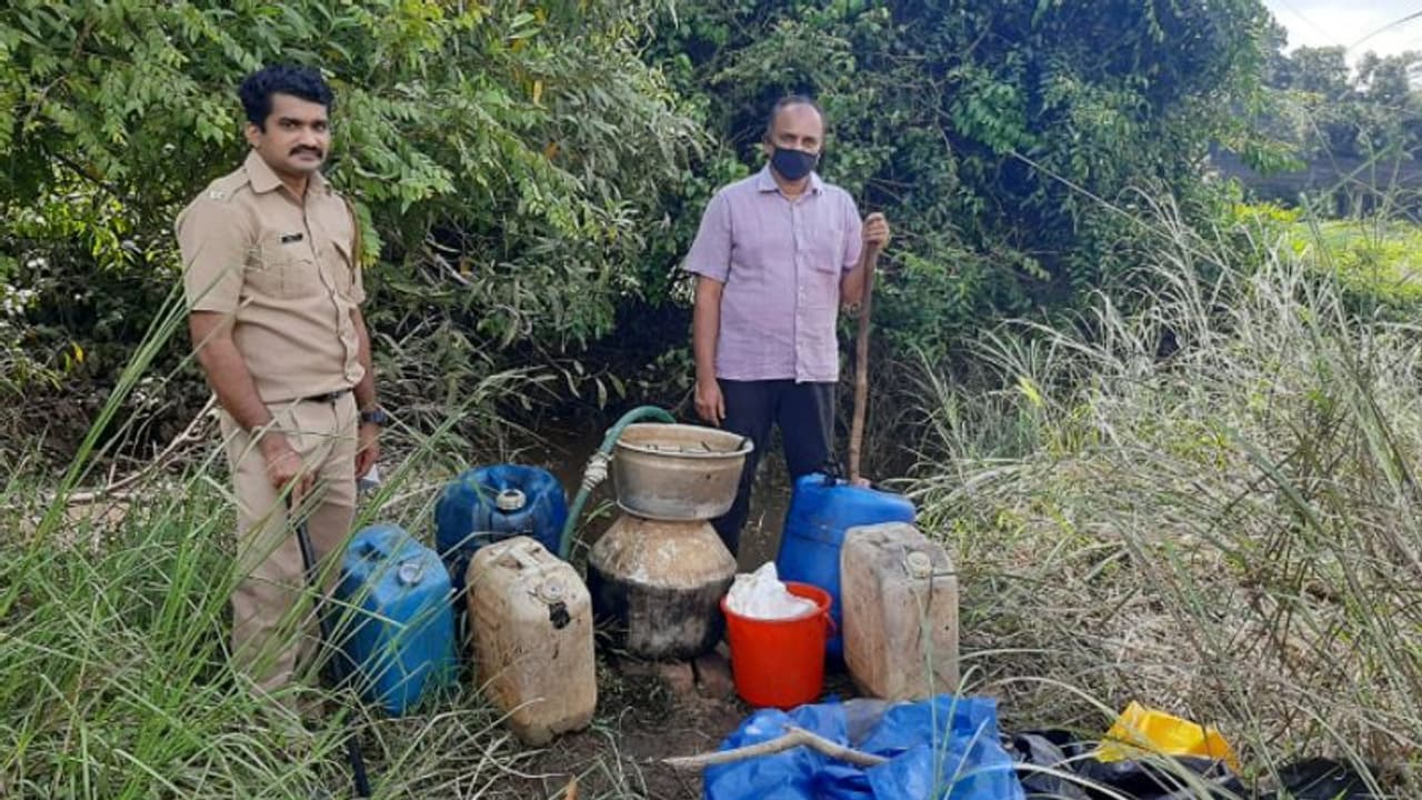 വ്യാജ വാറ്റ് കേന്ദ്രത്തിൽ റെയ്ഡ്: 205 ലിറ്റര് കോടയും വാറ്റുപകരണങ്ങളും പിടികൂടി വ്യാജ വാറ്റ് കേന്ദ്രത്തിൽ റെയ്ഡ്: 205 ലിറ്റര് കോടയും വാറ്റുപകരണങ്ങളും പിടികൂടി