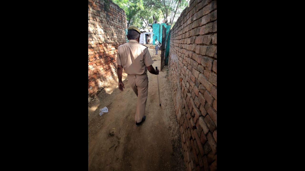 হাথরসের নির্যাতিতা তার 'বন্ধু', মূল অভিযুক্তের চিঠিতে অশনি সংকেত দেখছে নিহতের পরিবার হাথরসের নির্যাতিতা তার 'বন্ধু', মূল অভিযুক্তের চিঠিতে অশনি সংকেত দেখছে নিহতের পরিবার