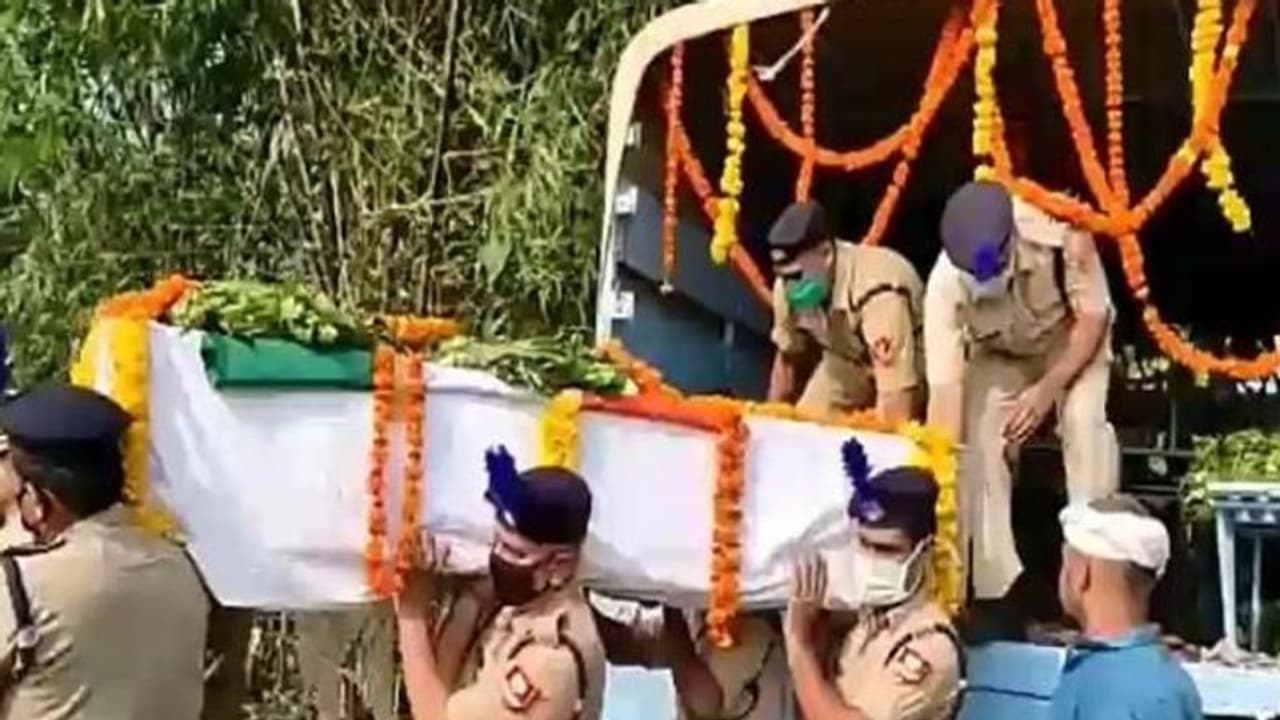 జవాన్ జశ్వంత్ పార్థివ దేహానికి ఘన నివాళి.. (వీడియో) జవాన్ జశ్వంత్ పార్థివ దేహానికి ఘన నివాళి.. (వీడియో)