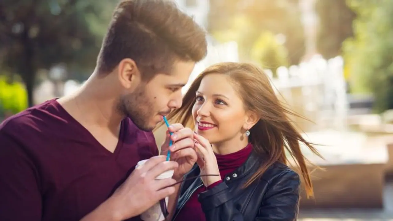 ಈ Flirting styleಗಳು ಹಳತಾದ್ರೂ, ಬಳಸಿದ್ರೆ ಮಿಸ್ಸಾಗೋ ಚಾನ್ಸೇ ಇಲ್ಲ! ಈ Flirting styleಗಳು ಹಳತಾದ್ರೂ, ಬಳಸಿದ್ರೆ ಮಿಸ್ಸಾಗೋ ಚಾನ್ಸೇ ಇಲ್ಲ!