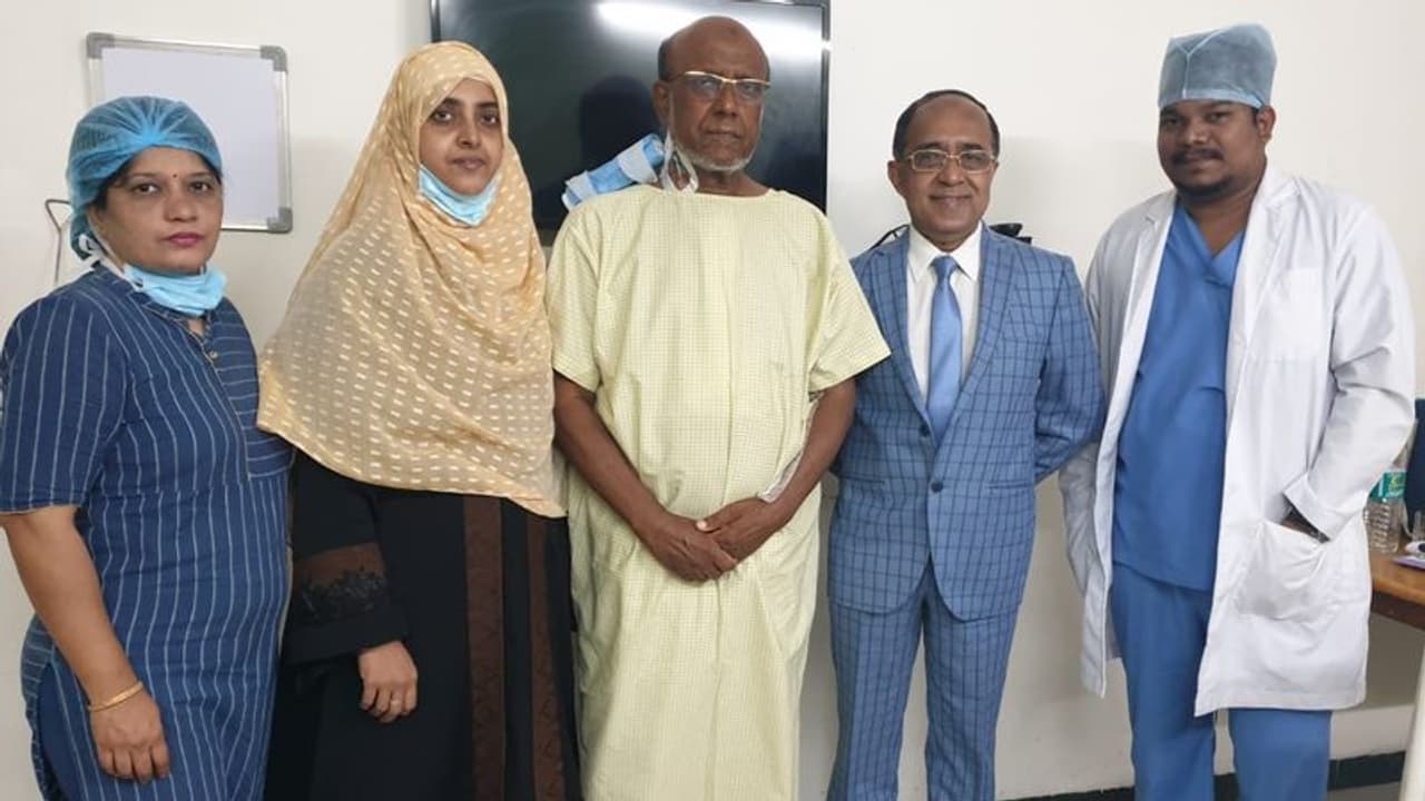 కాలేయ దాతకు ‘ హై రిస్క్ బీటింగ్ హార్ట్ బైపాస్ ’ సర్జరీ: కేర్ వైద్యుల ఘనత కాలేయ దాతకు ‘ హై రిస్క్ బీటింగ్ హార్ట్ బైపాస్ ’ సర్జరీ: కేర్ వైద్యుల ఘనత