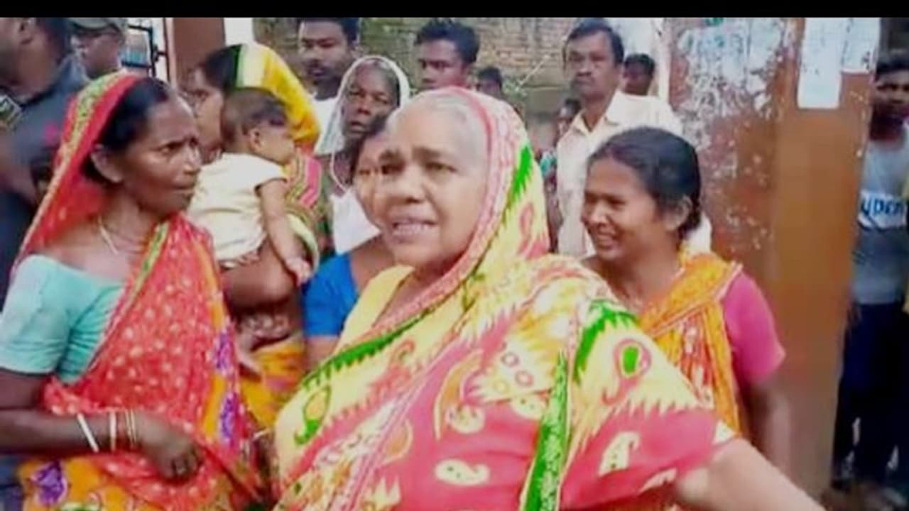 খুন নাকি আত্মহত্যা, বাগমুন্ডিতে ব্লক অফিস চত্বরে মিলল নৈশপ্রহরীর ঝুলন্ত দেহ খুন নাকি আত্মহত্যা, বাগমুন্ডিতে ব্লক অফিস চত্বরে মিলল নৈশপ্রহরীর ঝুলন্ত দেহ