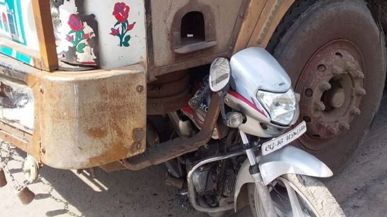 दिल दहला देने वाला हादसा: मां बेटे की एक साथ दर्दनाक मौत, खौफनाक सीन देख लोग बोले ये बाइक है या ट्रक दिल दहला देने वाला हादसा: मां बेटे की एक साथ दर्दनाक मौत, खौफनाक सीन देख लोग बोले ये बाइक है या ट्रक