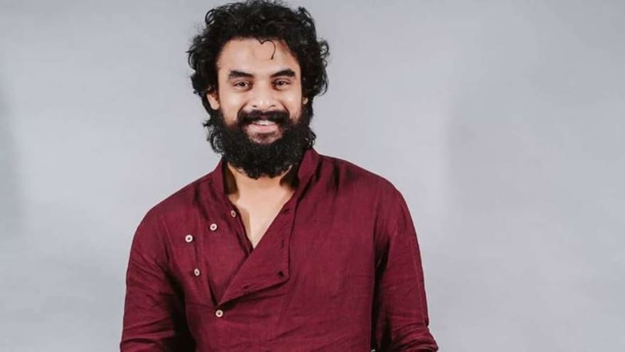 ஐசியூ வில் தொடர் சிகிச்சை பெறும் டொவினோ தாமஸ்... தற்போதைய நிலை என்ன தெரியுமா? ஐசியூ வில் தொடர் சிகிச்சை பெறும் டொவினோ தாமஸ்... தற்போதைய நிலை என்ன தெரியுமா?