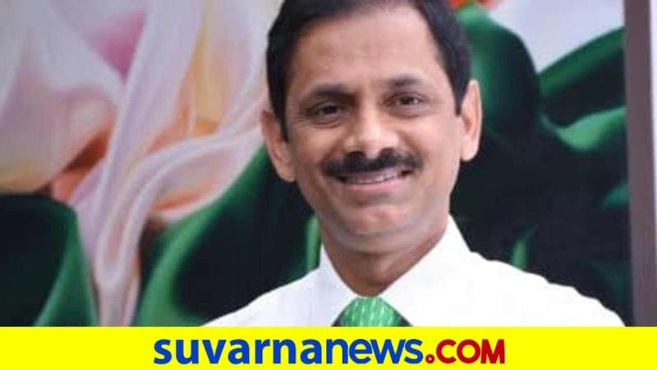 ಬಸ್ಸಿನ ಖರ್ಚಿಗೆ 500 ರೂಪಾಯಿ ಸಾಲ ಕೊಟ್ಟಿದ್ದ ಶಿಕ್ಷಕನಿಗೆ 30 ಲಕ್ಷದ ಗಿಫ್ಟ್ ಕೊಟ್ಟ ಉದ್ಯಮಿ ಬಸ್ಸಿನ ಖರ್ಚಿಗೆ 500 ರೂಪಾಯಿ ಸಾಲ ಕೊಟ್ಟಿದ್ದ ಶಿಕ್ಷಕನಿಗೆ 30 ಲಕ್ಷದ ಗಿಫ್ಟ್ ಕೊಟ್ಟ ಉದ್ಯಮಿ