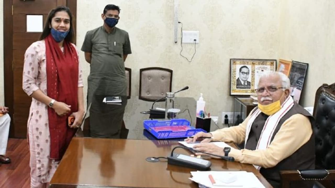 बबीता फोगाट ने खेल विभाग के डिप्टी डायरेक्टर पद से दिया इस्तीफा, वजह भी आई सामने बबीता फोगाट ने खेल विभाग के डिप्टी डायरेक्टर पद से दिया इस्तीफा, वजह भी आई सामने