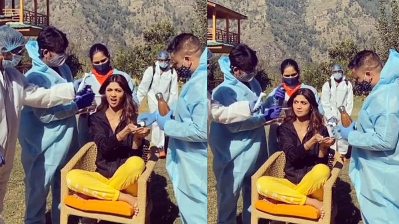 8 महीने की बेटी को छोड़ शूटिंग करने मनाली पहुंची शिल्पा शेट्टी, क्रू मेंबर्स के साथ बिना मास्क लगाए दिखीं 8 महीने की बेटी को छोड़ शूटिंग करने मनाली पहुंची शिल्पा शेट्टी, क्रू मेंबर्स के साथ बिना मास्क लगाए दिखीं